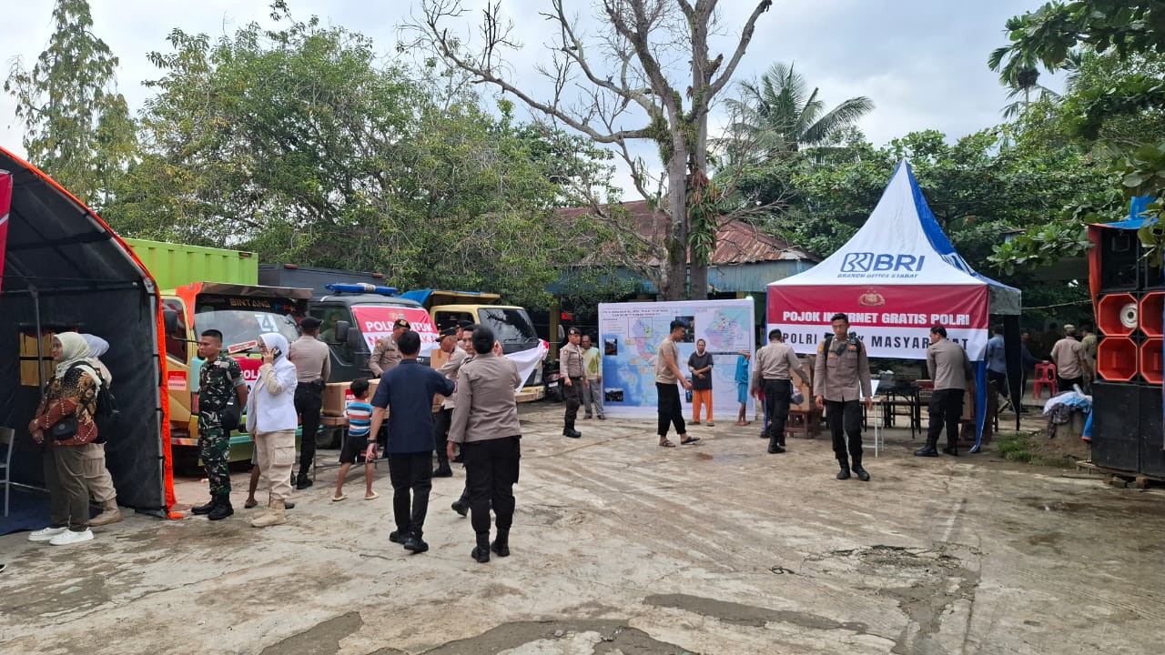 Polri Hadir Untuk Meringankan Beban Warga Terdampak Banjir Di Tanjung Pura