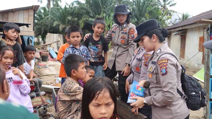 Polwan Polres Padang Sidimpuan Lakukan Trauma Healing Bagi Anak-Anak Korban Bencana Alam