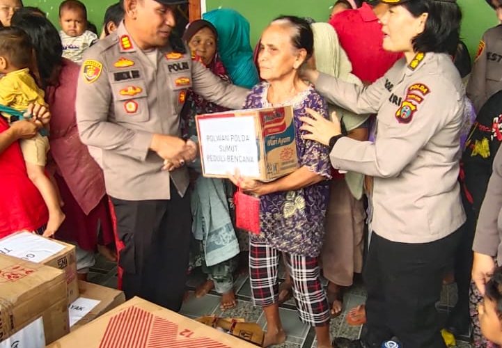 Polwan Polda Sumut Salurkan Bantuan Sosial Kepada Korban Banjir Di Pangkalan Brandan