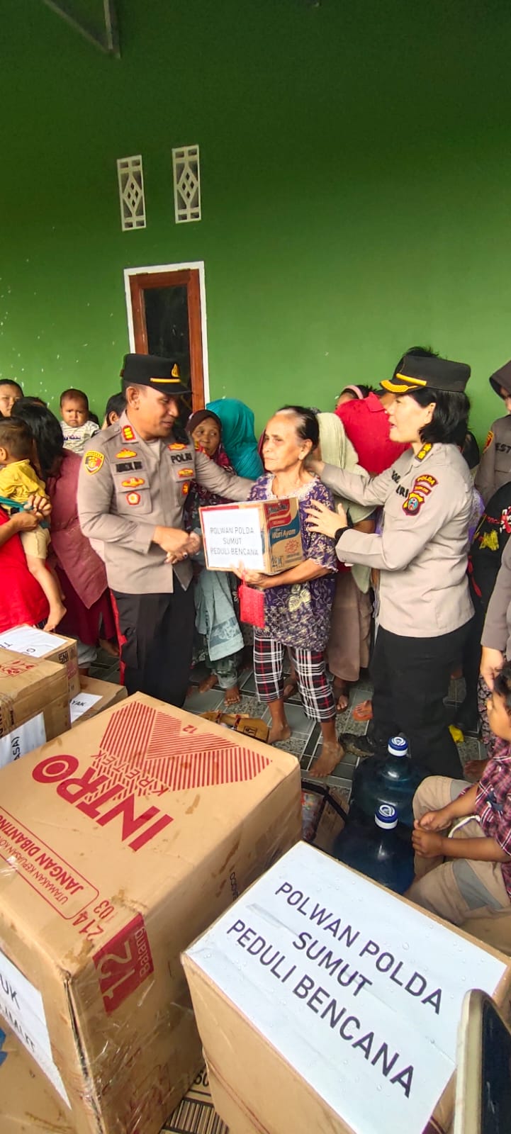 Polwan Polda Sumut Salurkan Bantuan Sosial Kepada Korban Banjir Di Pangkalan Brandan