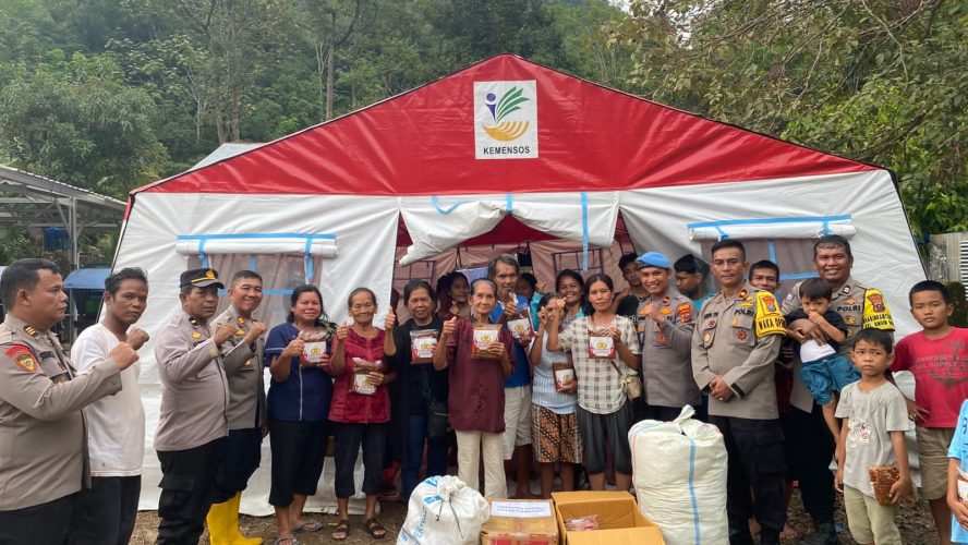 Polres Sibolga Salurkan Bantuan Sosial Bagi Korban Banjir Dan Tanah Longsor