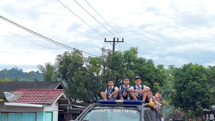 Kepedulian Nyata Pascabencana, Brimob Polda Sumut Antar-Jemput Anak-Anak Sekolah Di Garoga