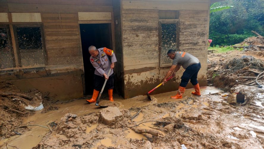 Sigap Bantu Warga Di Lokasi Bencana, Brimob Polda Sumut Pulihkan Aktivitas Warga Tapanuli Utara