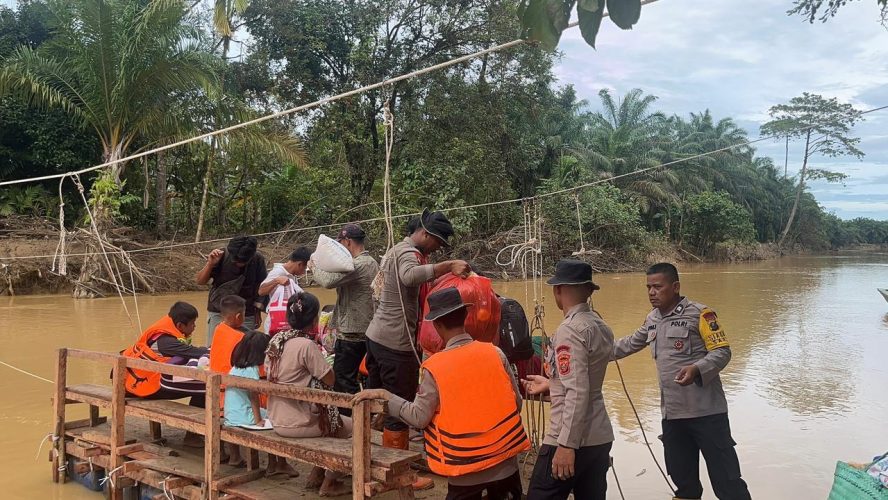 Bergotong Royong Rakit Jembatan Darurat, Polda Sumut Sambungkan Kembali Akses Warga Tapanuli Tengah