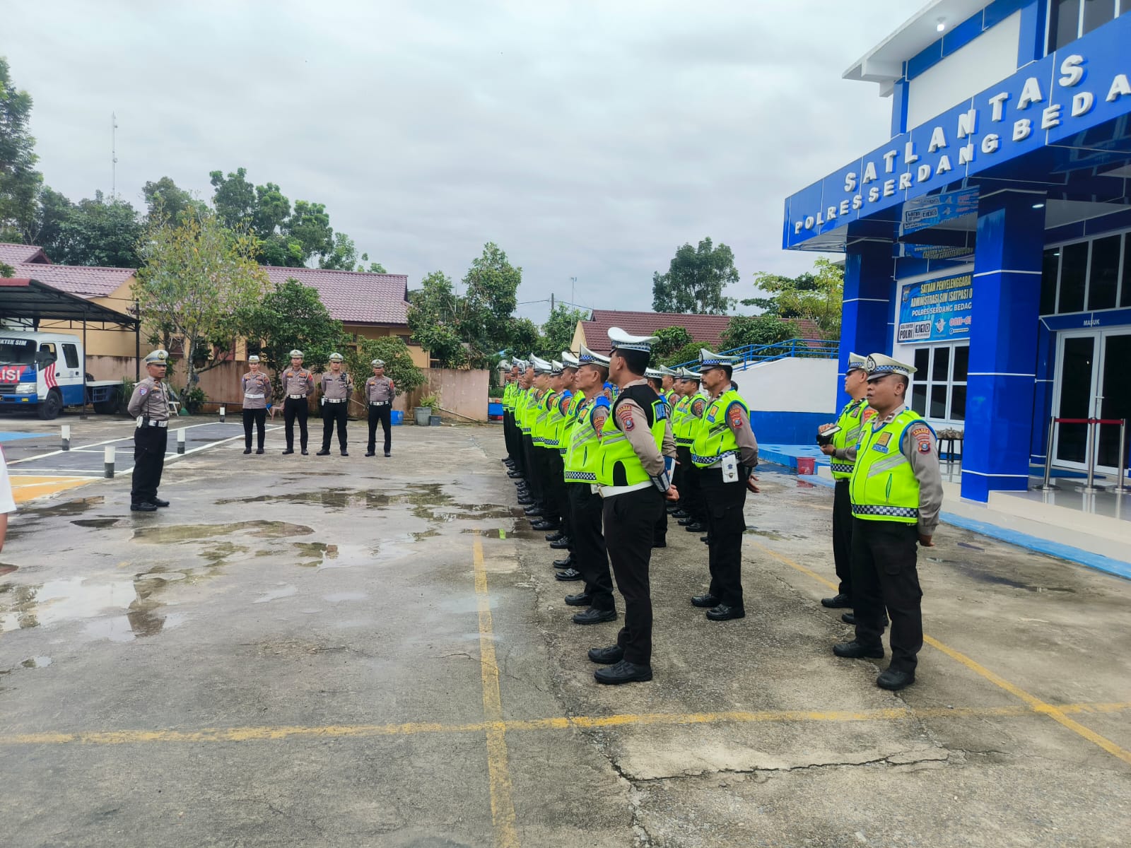 Satlantas Polres Sergai Laksanakan Pengaturan Lalu Lintas Padat Pagi Dan Himbauan Tertib Berlalu Lintas