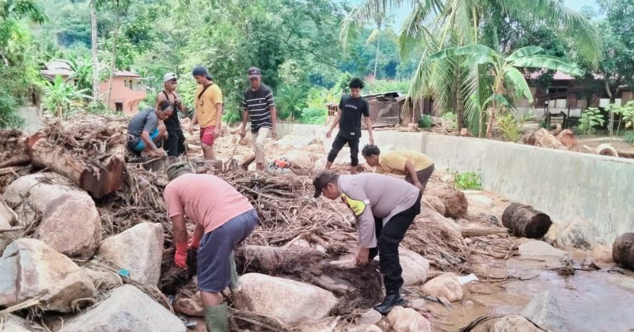Bahu-Membahu Cegah Banjir Susulan, Bhabinkamtibmas Polres Sibolga Bersama Warga Bersihkan Sungai Aek Doras