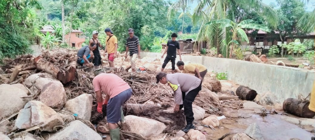 Bahu-Membahu Cegah Banjir Susulan, Bhabinkamtibmas Polres Sibolga Bersama Warga Bersihkan Sungai Aek Doras