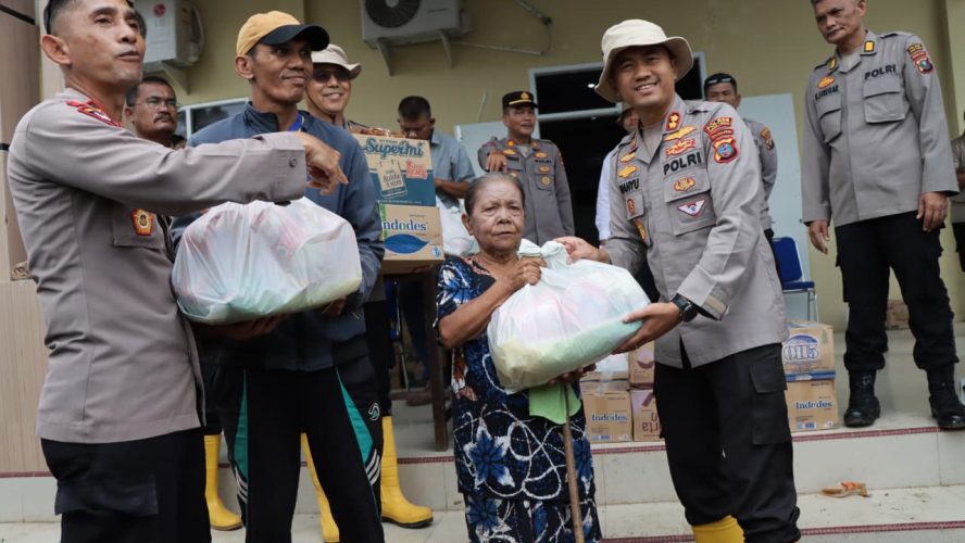 118 Warga Rusunawa Dan 21 Pengungsi Terima Bantuan Sembako Dari Polres Tapteng