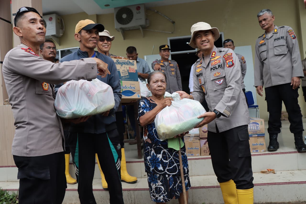 118 Warga Rusunawa Dan 21 Pengungsi Terima Bantuan Sembako Dari Polres Tapteng