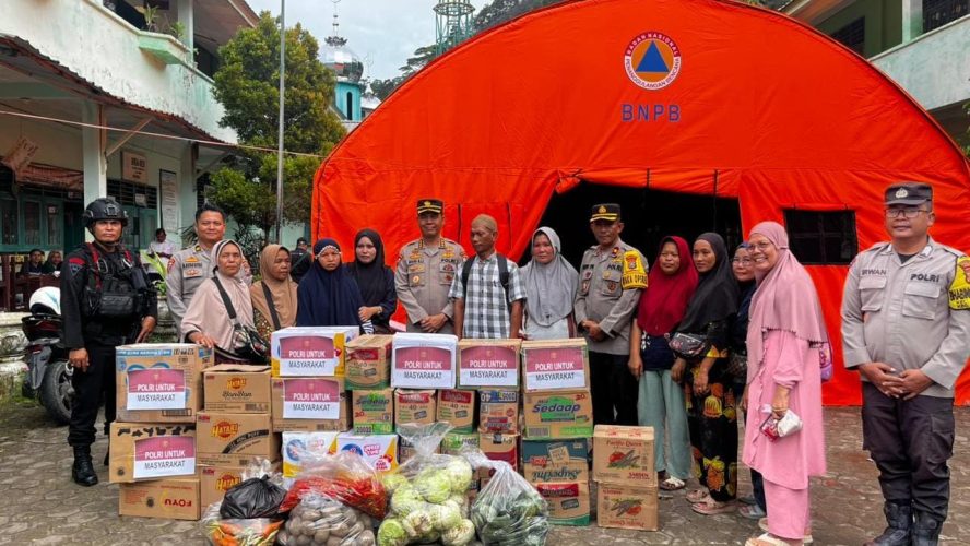 Kabag Astamaops Mabes Polri Tinjau Lokasi Longsor Dan Salurkan Bansos Di Kota Sibolga
