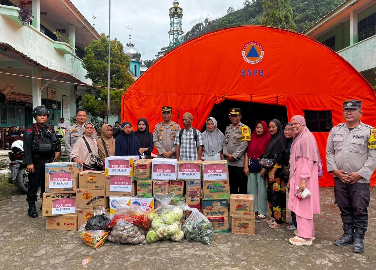 Kabag Astamaops Mabes Polri Tinjau Lokasi Longsor Dan Salurkan Bansos Di Kota Sibolga