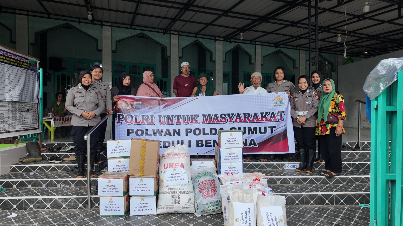 Uluran Tangan di Tengah Longsor Sibolga, Polwan Polda Sumut Hadir Menguatkan Warga