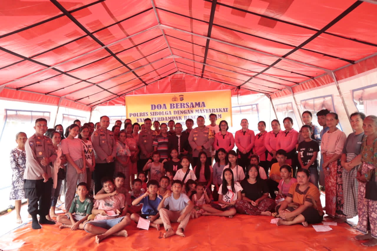 Doa Dan Kepedulian Di Pengungsian, Polres Sibolga Salurkan Bansos Untuk Korban Banjir Dan Longsor