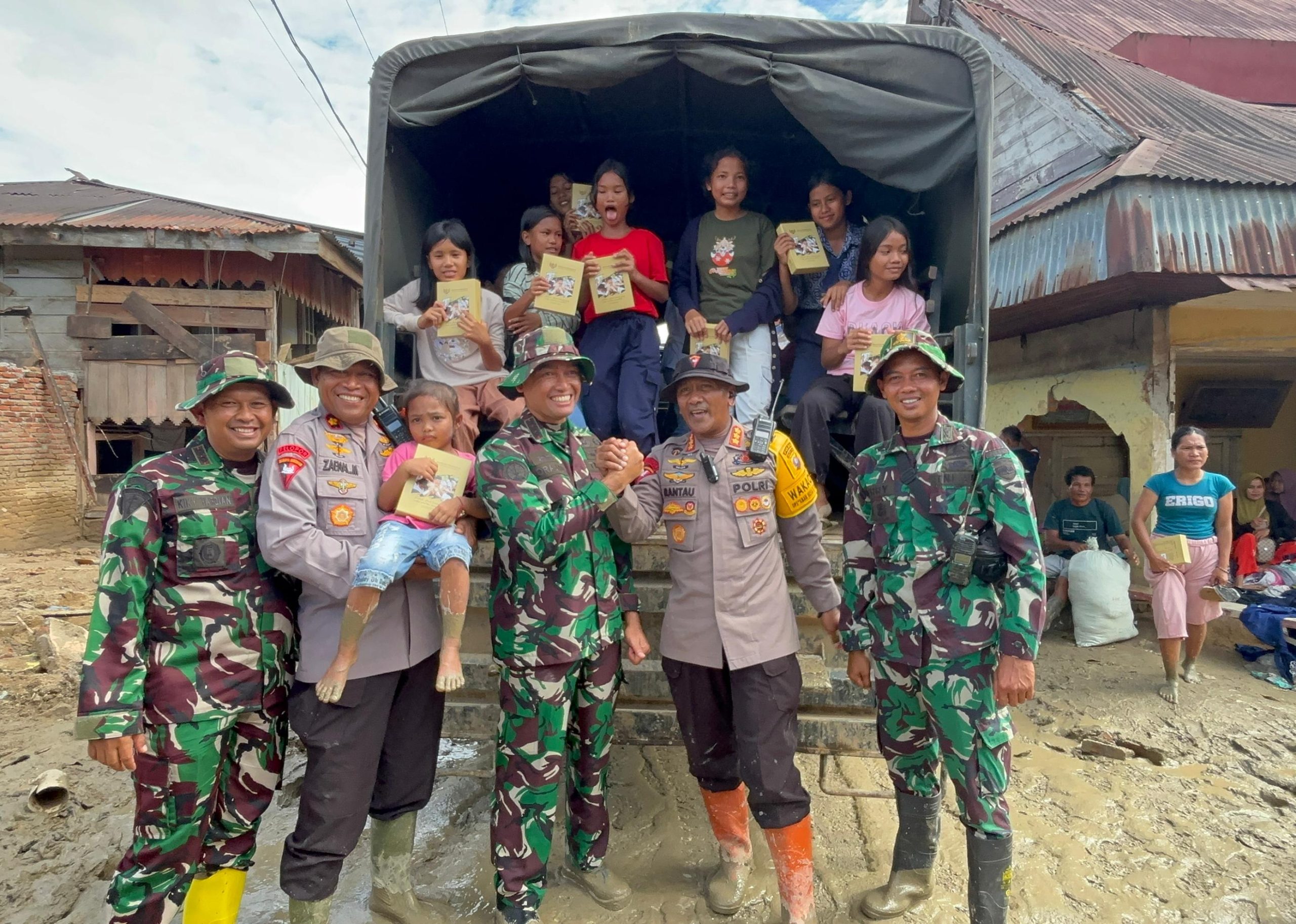 Susu Dari Presiden, Senyum Anak Anak Di Pasar Huta Godang, Brimob Polda Sumut Hadir Tebar Kepedulian