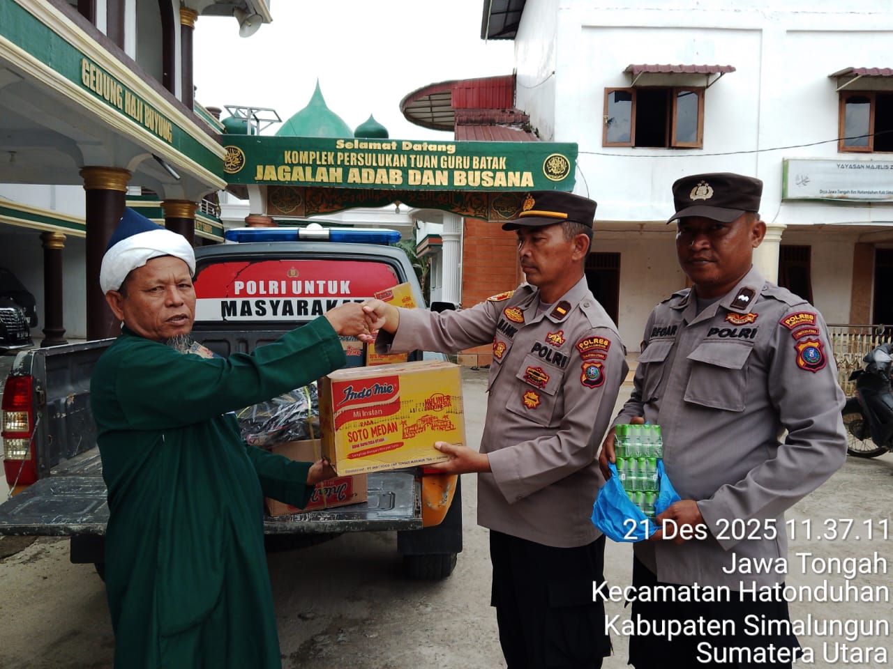 Peduli Korban Bencana, Polsek Tanah Jawa Salurkan Bantuan Lewat Tuan Guru Batak