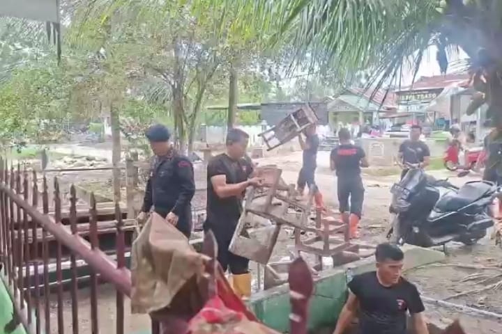 Di Tengah Lumpur Brimob Hadir Pulihkan Harapan Siswa SDN 3 Tanjung Pura Pasca Banjir