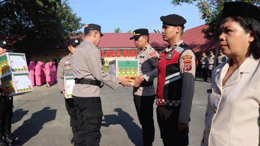 Kapolres Binjai Berikan Bingkisan Natal 2025 Kepada Personil Dan Wartawan