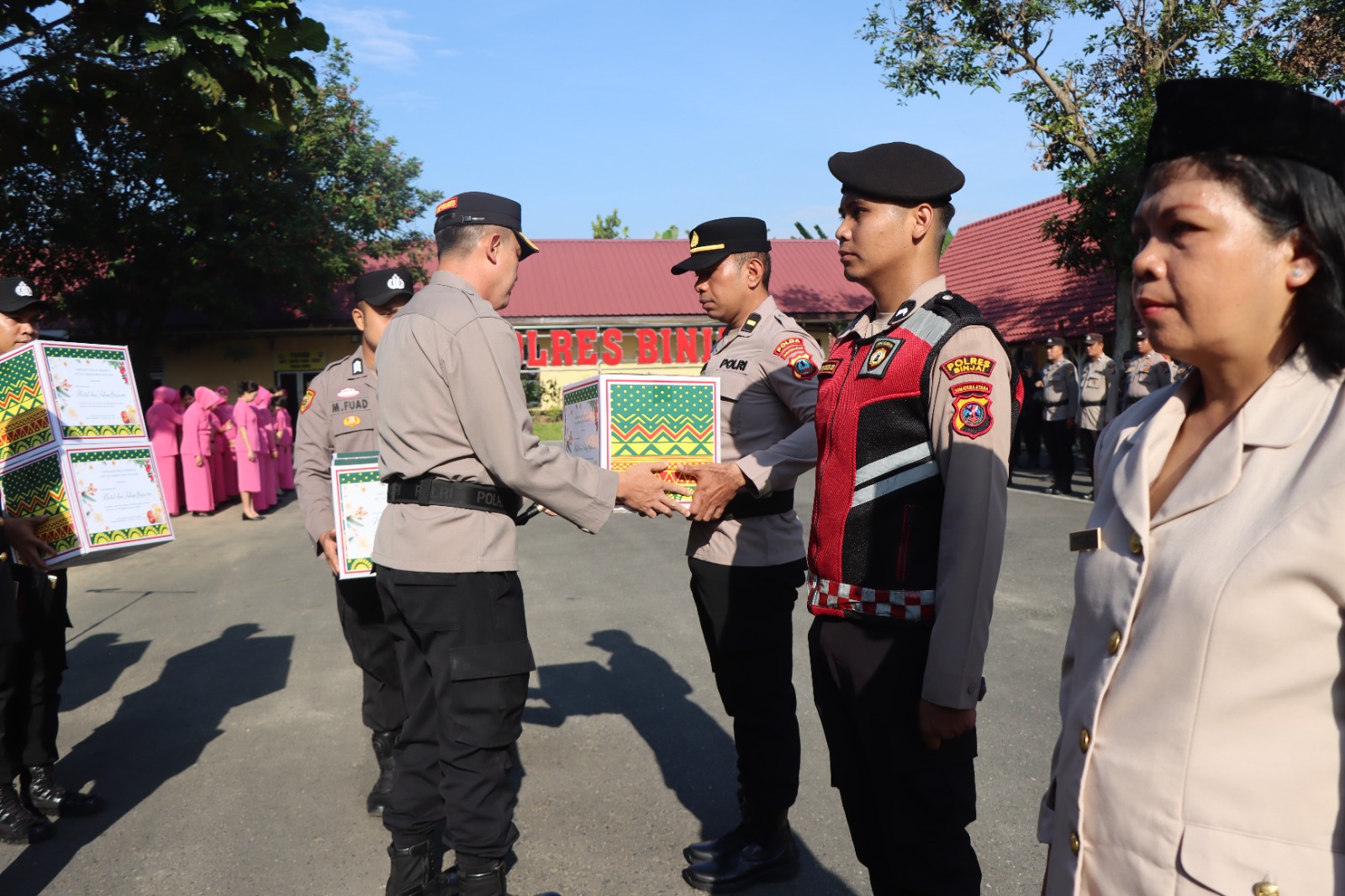 Kapolres Binjai Berikan Bingkisan Natal 2025 Kepada Personil Dan Wartawan