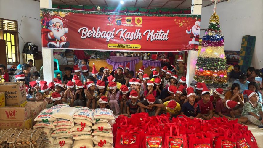 Brimob Polda Sumut Berbagi Kasih Natal Bagi Korban Bencana Di Tapanuli Utara