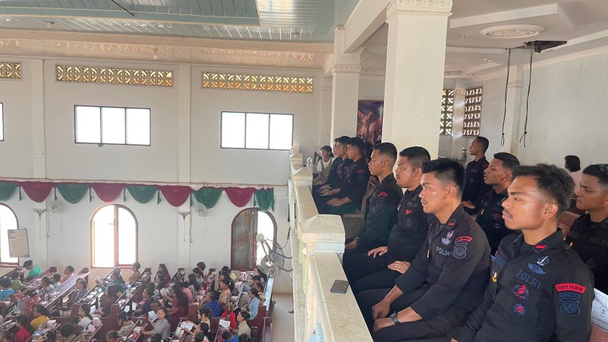 Polda Sumut Bersihkan Gereja HKBP Hutanabolon Dan Ikut Ibadah Natal Bersama Warga