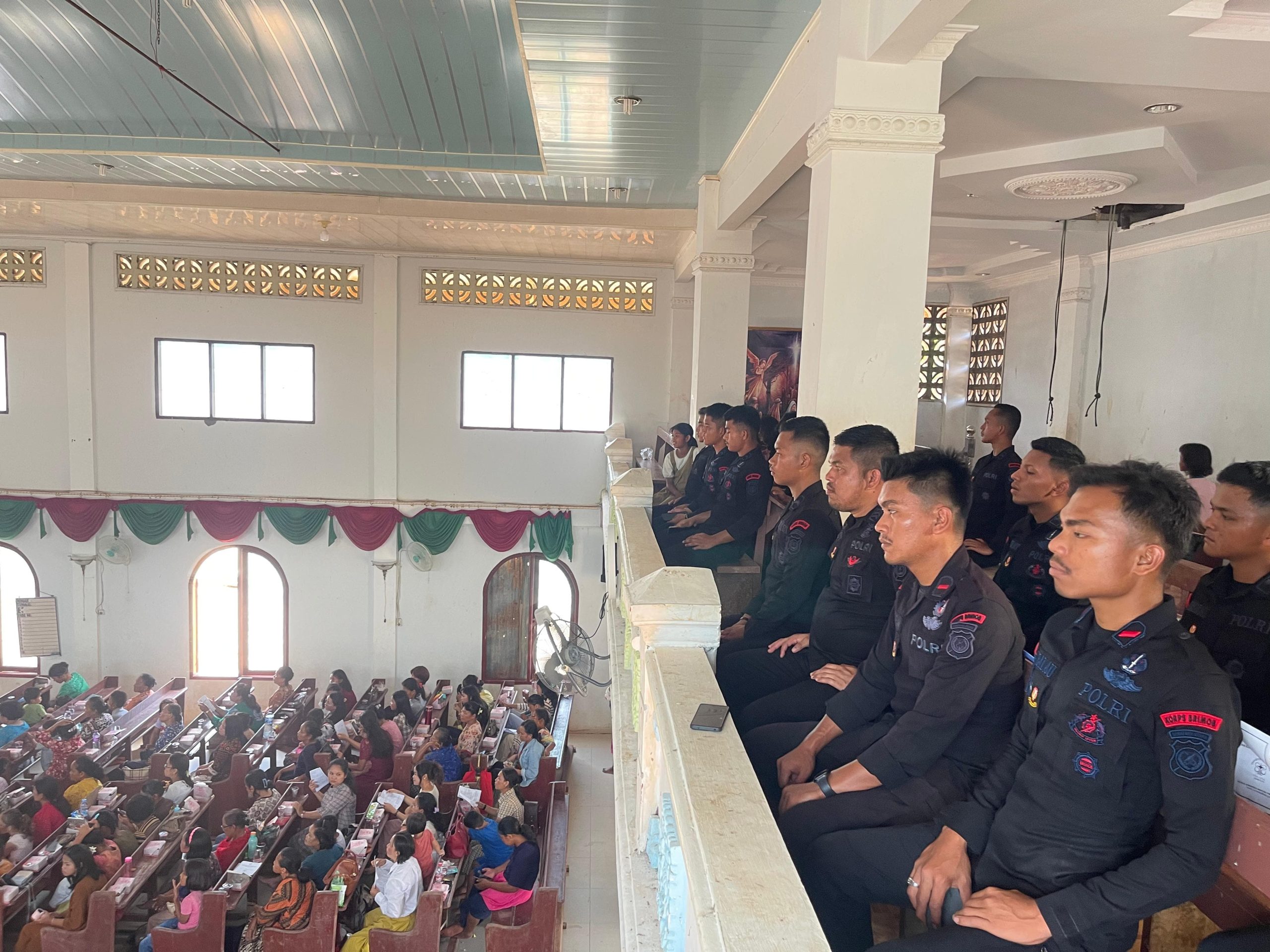 Polda Sumut Bersihkan Gereja HKBP Hutanabolon Dan Ikut Ibadah Natal Bersama Warga