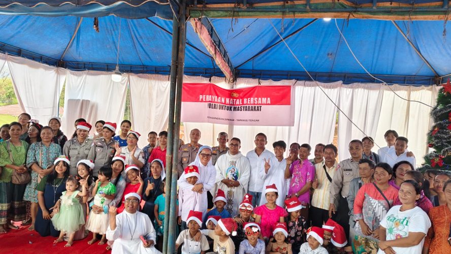 Polres Tapteng Fasilitasi Perayaan Natal Bersama Pengungsi Korban Bencana Alam di Hutanabolon