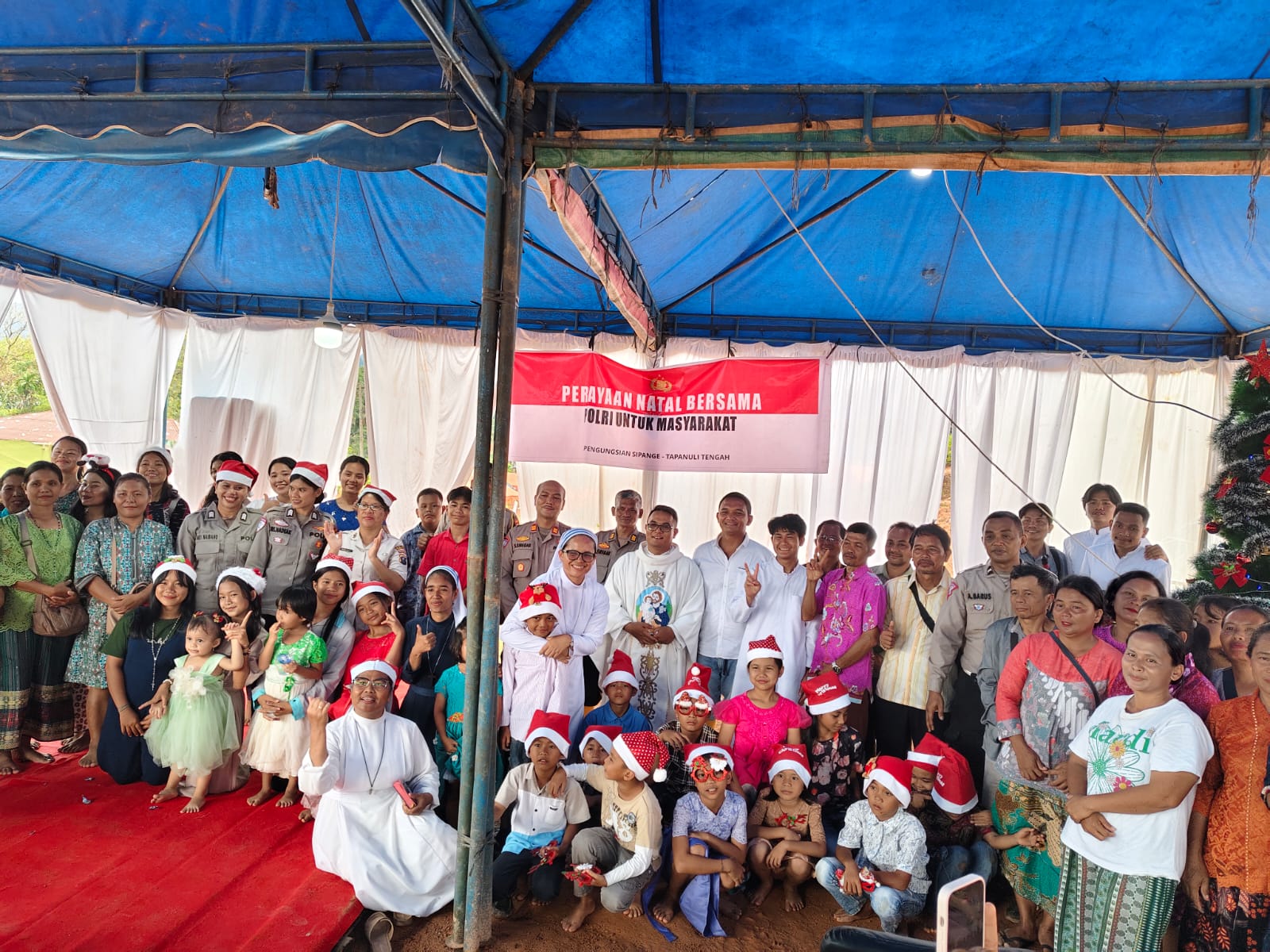 Polres Tapteng Fasilitasi Perayaan Natal Bersama Pengungsi Korban Bencana Alam di Hutanabolon