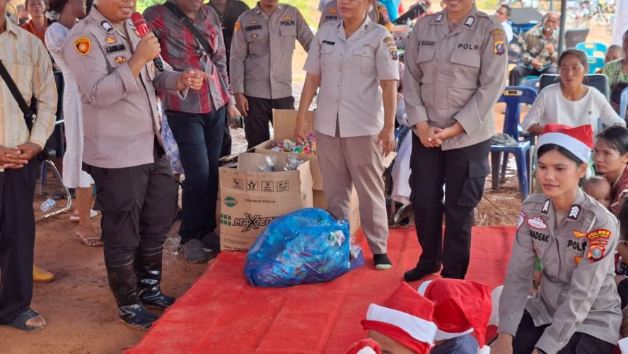 Polres Tapteng Gelar Perayaan Natal Bersama Pengungsi Korban Bencana Alam Di Posko Sipange Hutanabolon