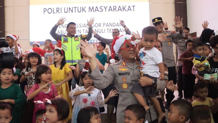 Polres Tapteng Rayakan Natal 2025 Bersama Pengungsi Korban Bencana Di GOR Pandan