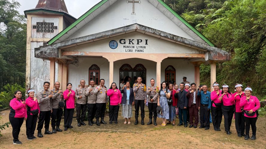 Rayakan Natal Di Tengah Bencana, Polri Hadir Menguatkan Warga Adiankoting