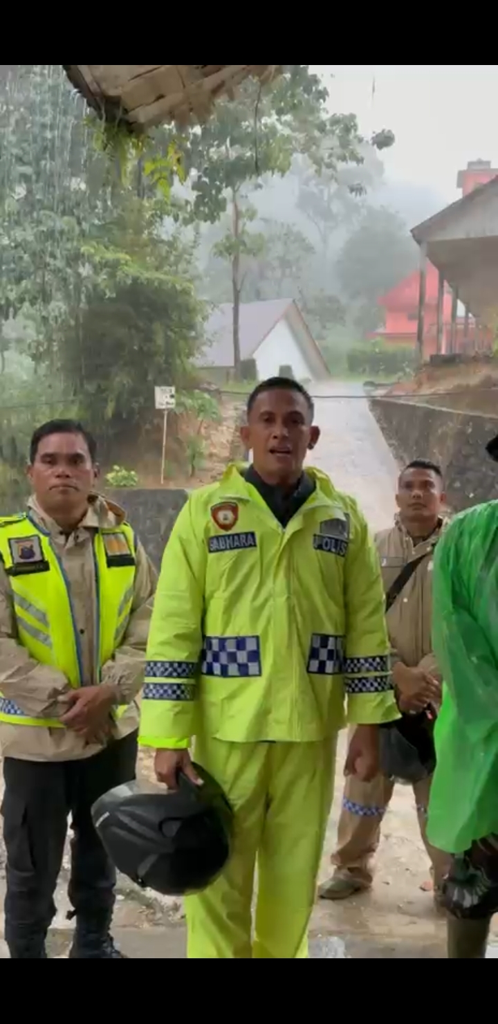 Kapolres Tapanuli Utara Tinjau Titik Longsor Parmonangan, Pastikan Warga Aman Dan Evakuasi Berjalan