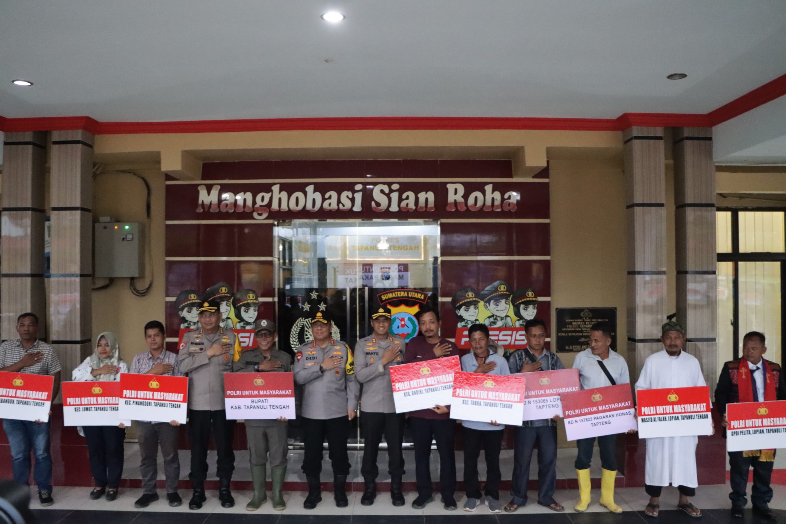 Wakapolri Salurkan Bantuan Kemanusiaan dan Siapkan Sumur Bor bagi Warga Terdampak Banjir Bandang Tapteng