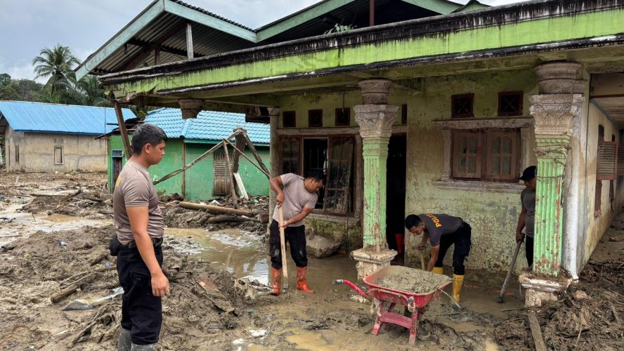 Tak Kenal Lelah, Polda Sumut Terus Bantu Bersihkan Rumah Warga Terdampak Banjir di Batang Toru