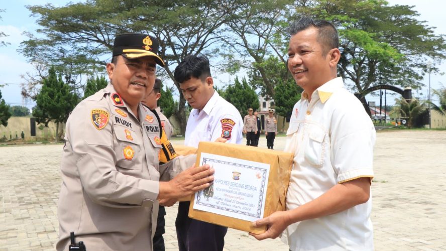 Polres Sergai Serahkan Bingkisan Natal Kepada Personel Polri, Wakapolres : Selamat Natal Dan Tetap Semangat Melayani Masyarakat