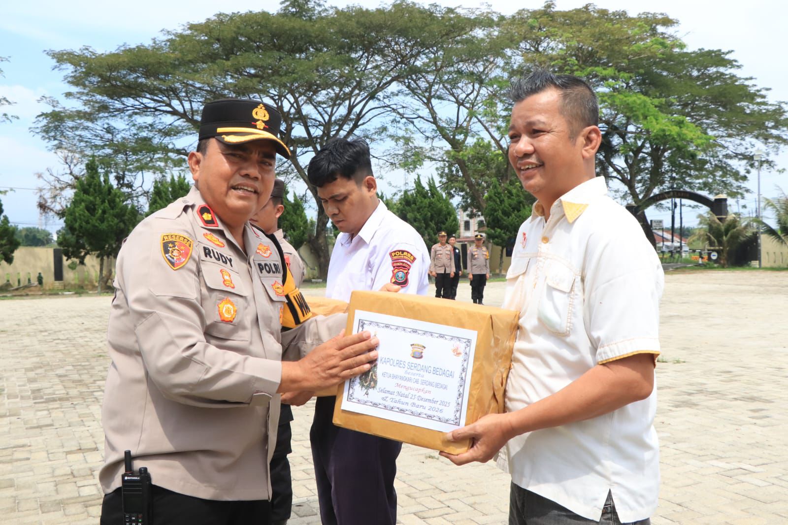 Polres Sergai Serahkan Bingkisan Natal Kepada Personel Polri, Wakapolres : Selamat Natal Dan Tetap Semangat Melayani Masyarakat