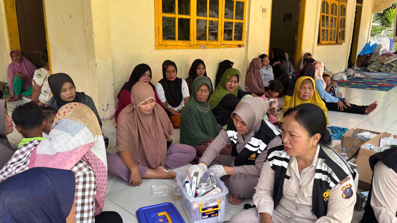 Polri Hadir Untuk Pemulihan Pasca Banjir Di Sei Lepan, Gelar Bakti Kesehatan Dan Gotong Royong Bersama Warga