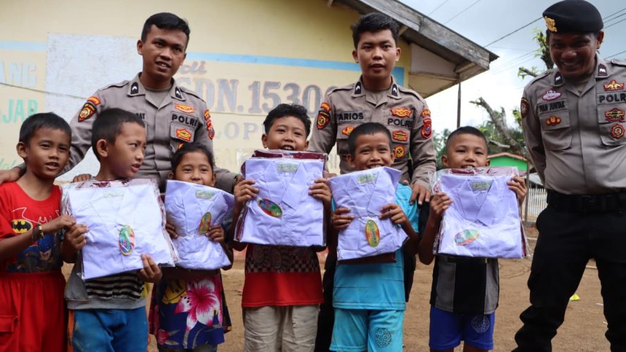 Peduli Masa Depan Anak Bangsa, Wakapolri Beri Bantuan Seragam Sekolah Pasca Bencana Di Tapteng