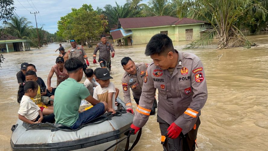 Polri Adaptif Hadapi Situasi Lapangan, Polsatwa K-9 Alihkan Prioritas Untuk Bantu Warga Terdampak Banjir