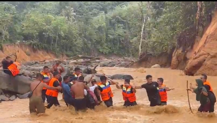 Polri Hadir Saat Darurat, Brimob Polda Sumut Evakuasi 45 Warga Terisolir Banjir di Tapteng
