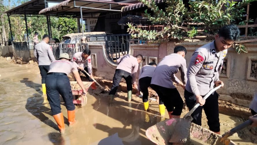 Polri Hadir Bersama Warga, Personel Polda Sumut Bersihkan Selokan Dan Lingkungan Di Tapanuli Tengah