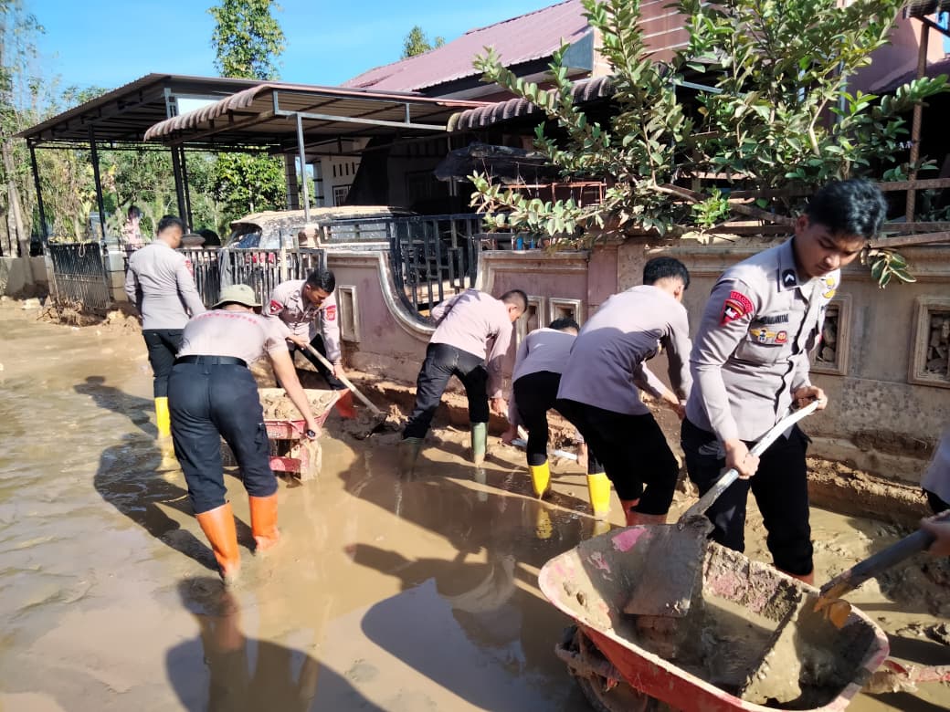 Polri Hadir Bersama Warga, Personel Polda Sumut Bersihkan Selokan Dan Lingkungan Di Tapanuli Tengah