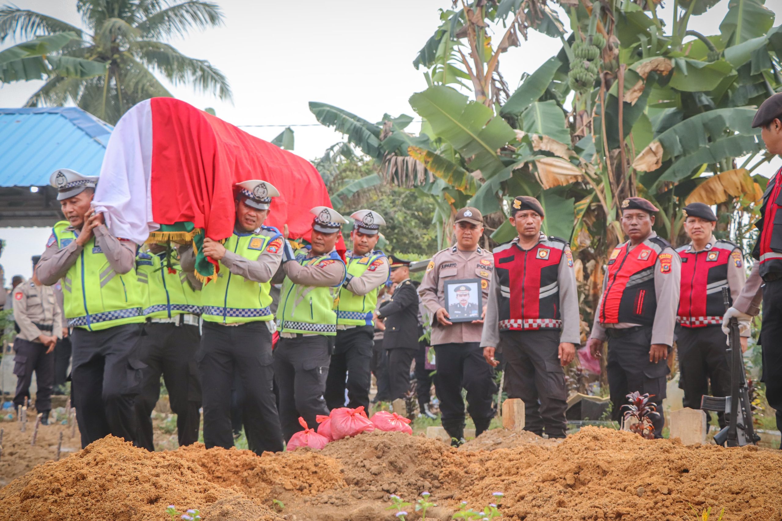 Polres Sergai Turut Brrduka Cita Atas Wafatnya Alm. Purnawirawan Polri Kompol H. Ahmad Yani Siregar, SH