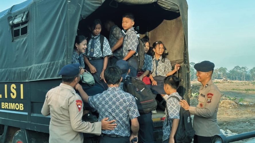 Peduli Masa Depan, Brimob Polda Sumut Antar Anak Sekolah Terdampak Banjir Bandang Di Batang Toru