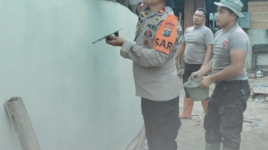 Brimob Polda Sumut Bangun MCK Untuk Warga Terdampak Banjir Di Tolang Julu