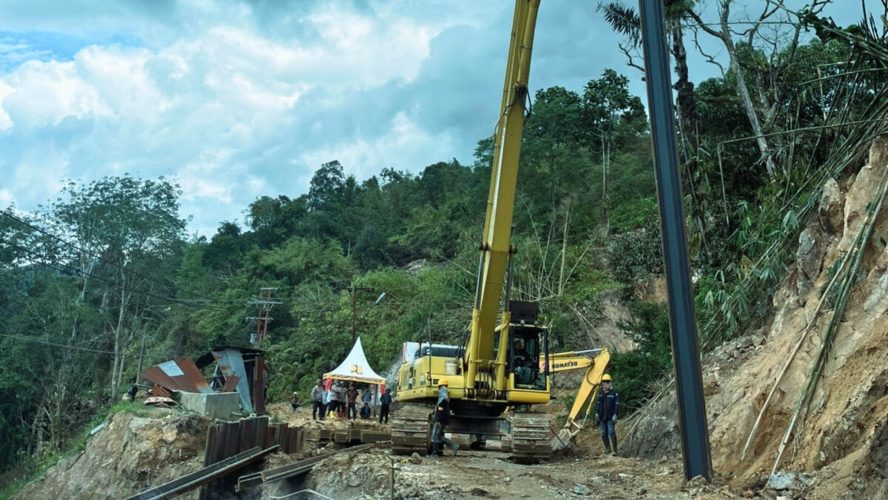 Brimob Dan Polsek Sipirok Kawal Perbaikan Jalan Longsor Demi Keselamatan Pengguna Jalan