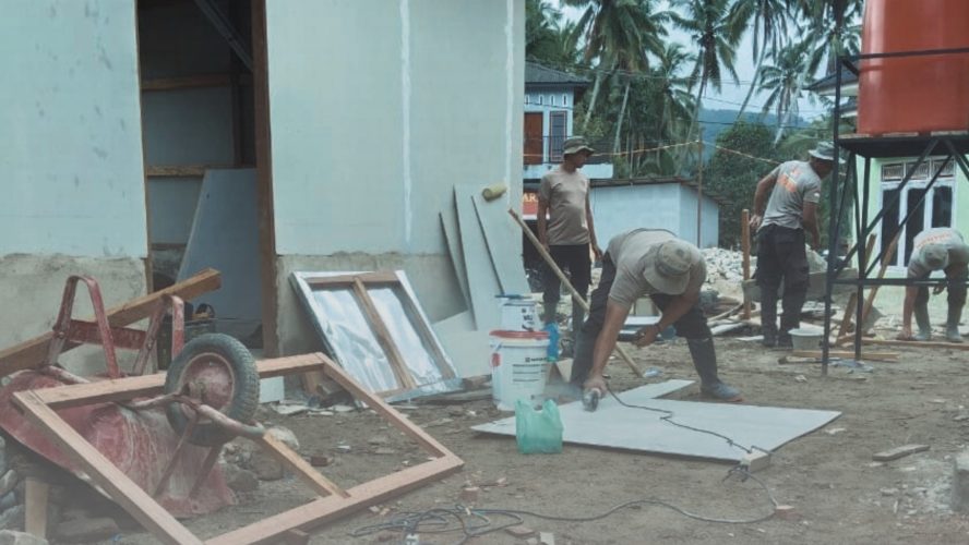 Brimob Hadirkan Sanitasi Layak Bagi Korban Banjir Di Desa Tolang Julu
