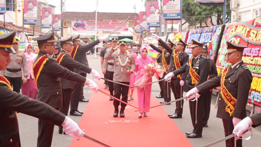 Kapolres Binjai Disambut Dengan Tradisi Kepolisian