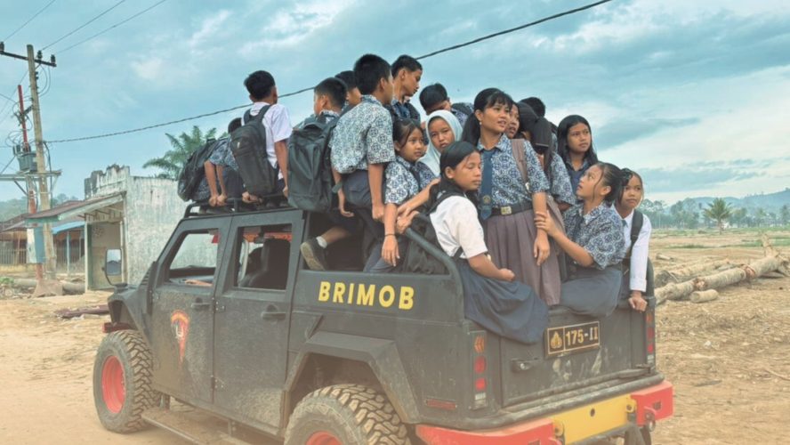 Kepedulian Brimob Jaga Asa Pendidikan Anak-Anak Terdampak Bencana Di Garoga