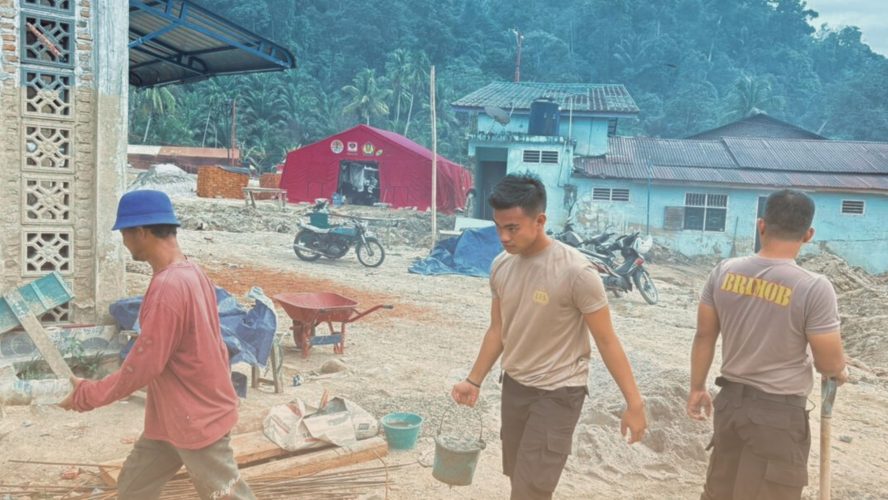 Brimob Hadir Dukung Pemulihan Rumah Dan Aktivitas Ibadah Pascabencana Batang Toru