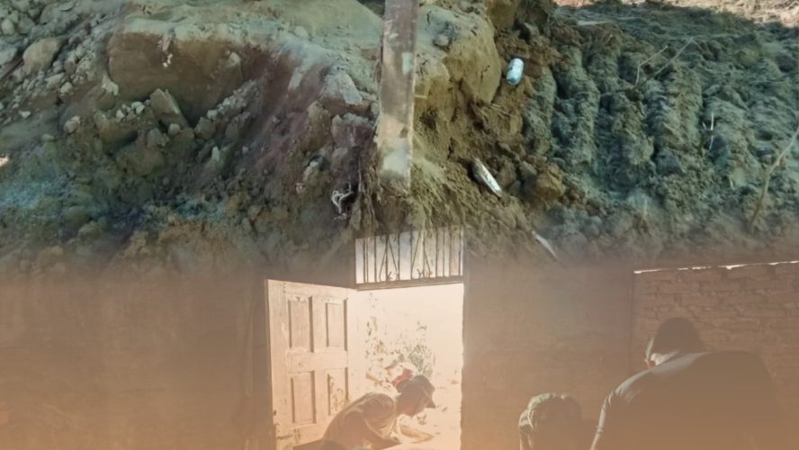 Brimob Batalyon C Pelopor Dan TNI Gotong Royong Pulihkan Rumah Warga